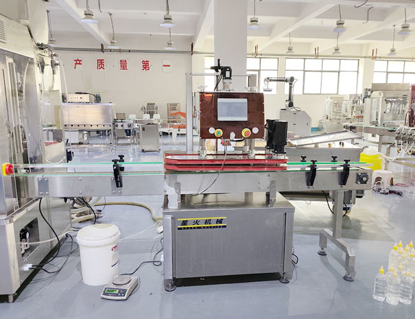 四輪夾旋式自動(dòng)上蓋旋蓋機(jī)